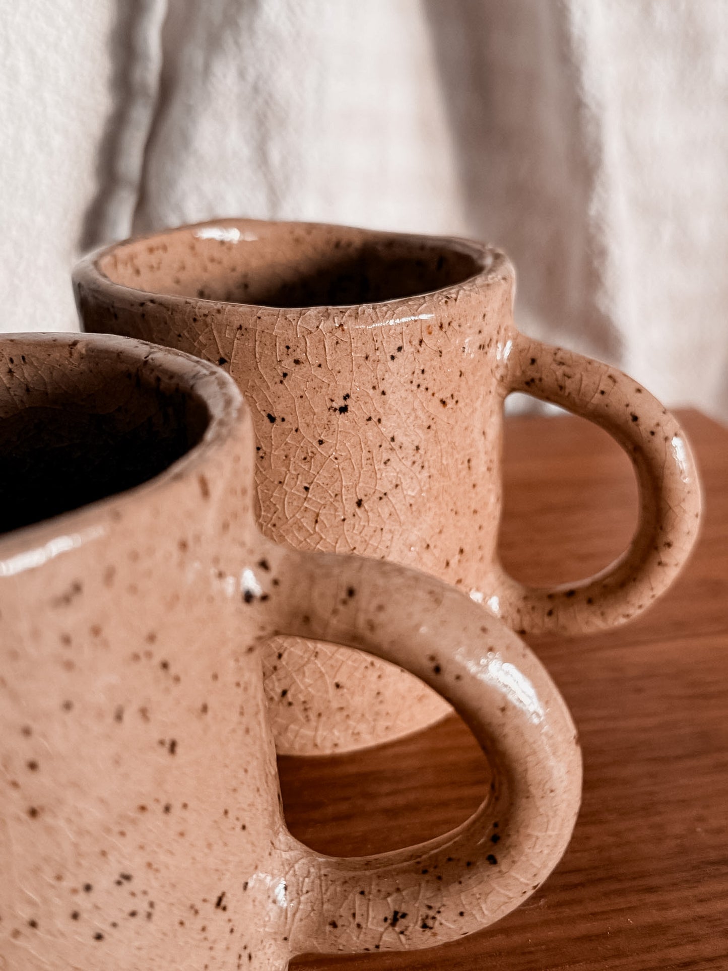 La tasse beige craquelée