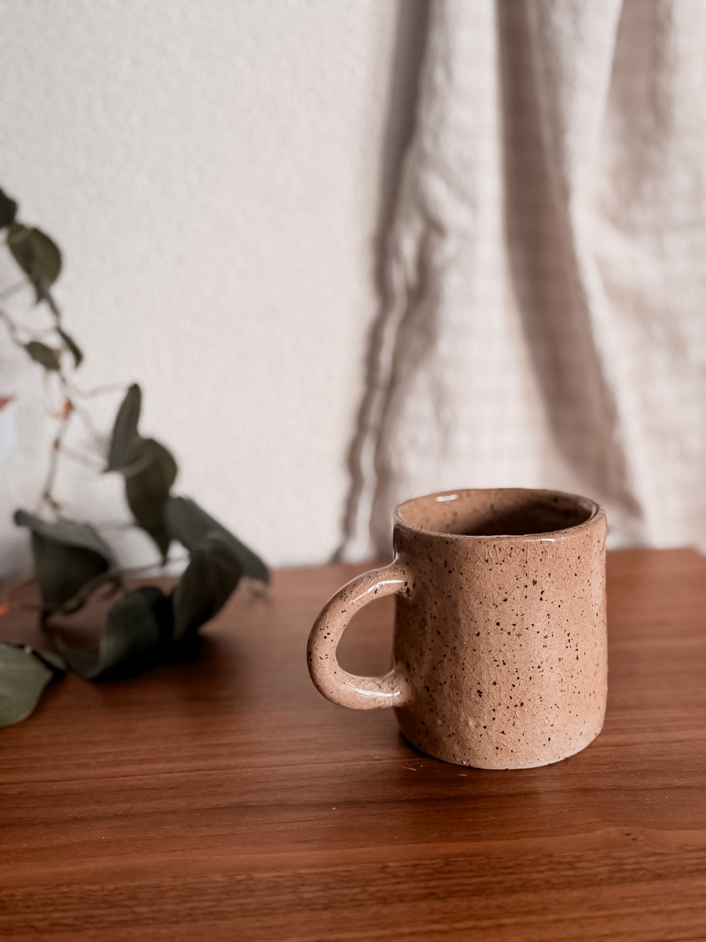 La tasse beige craquelée